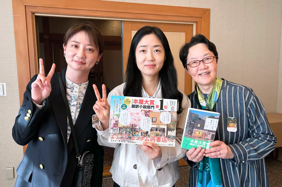 S.K.とファン・ボルム氏、牧野美加氏が3人で並んだ写真