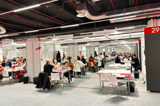 フランクフルト・メッセ会場にて、各社のブースでミーティングが行われている写真